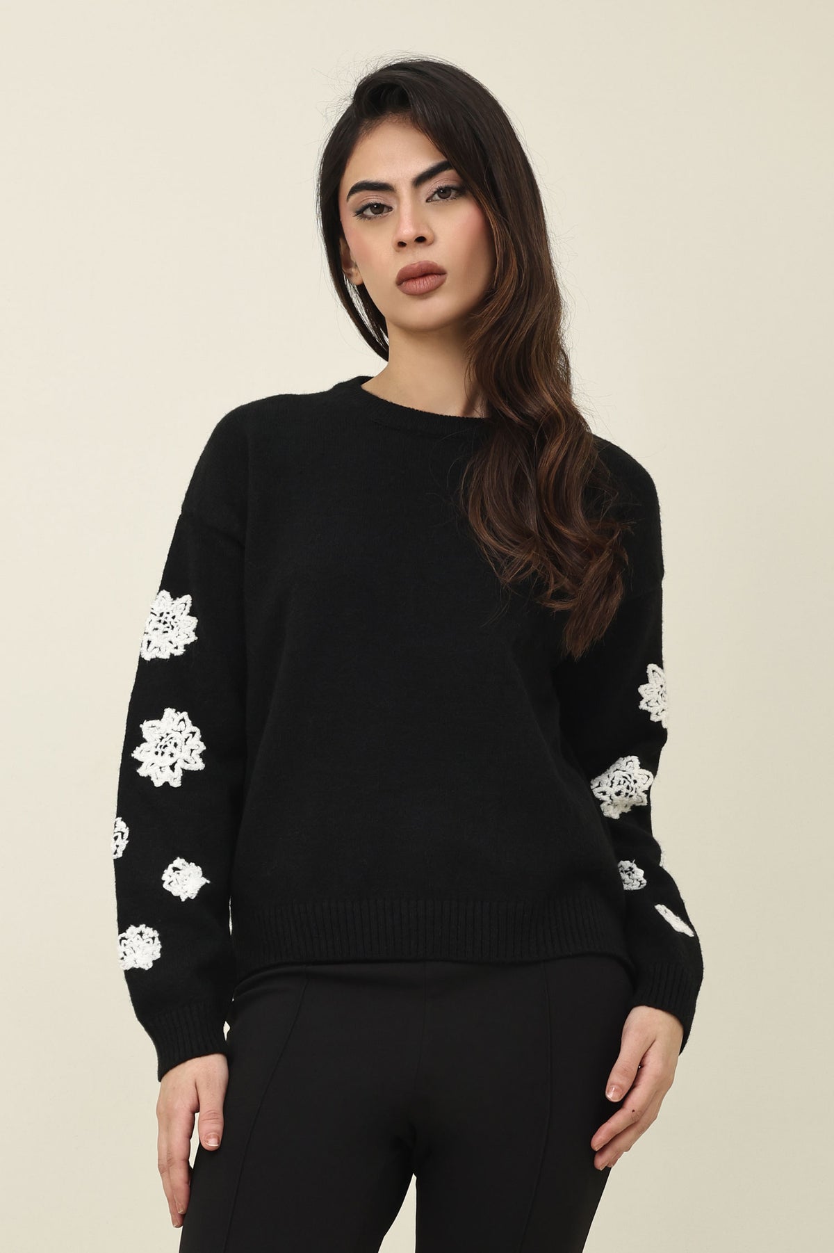 FLORAL APPLIQUÉ KNIT SWEATER-BLACK