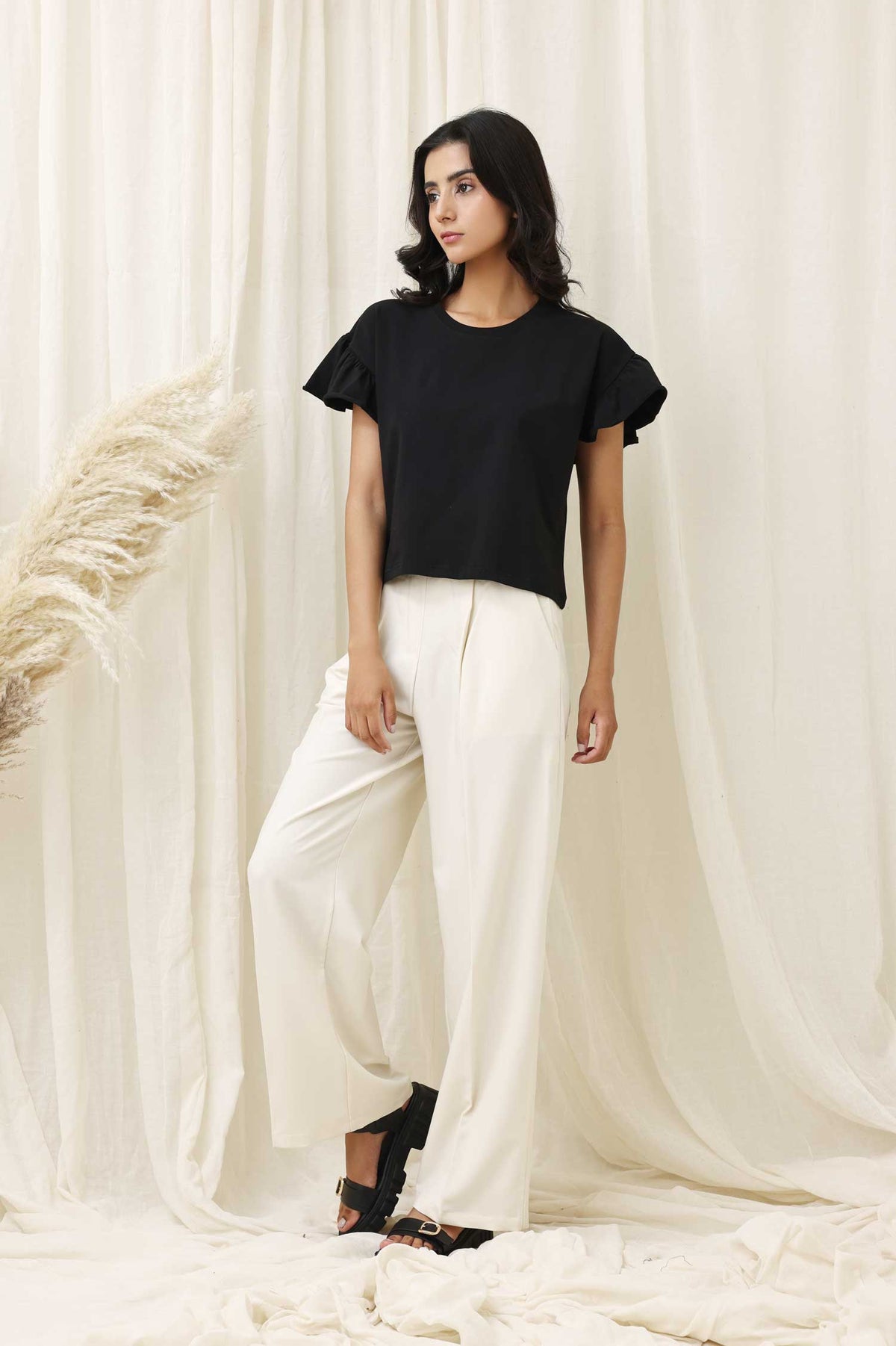 RUFFLE SLEEVE TEE-BLACK